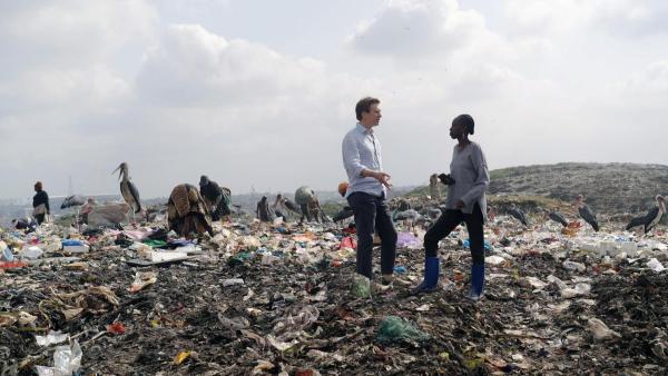 Bild 1 von 4: Im Bild: Kenia: Umweltaktivistin Janet Chemitei und WeltWeit-Reporter Patrick A. Hafner auf der Dandora-Mülldeponie in Nairobi, der größten in Afrika.