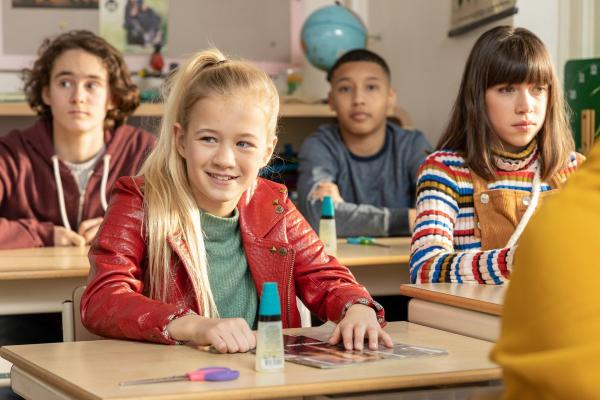 Bild 1 von 20: Im Bild: Liz Vergeer (Engel), Mila van Groeningen (Keesje).