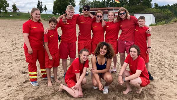 Bild 1 von 3: Reporterin Tessniem trifft Jugendliche der  Deutschen Lebens Rettungs-Gesellschaft und erfährt, was zu tun  ist, wenn jemand beim  Baden in Not gerät.