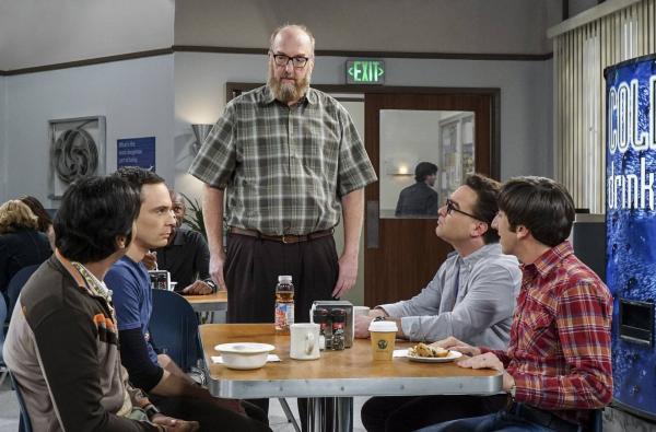 Bild 1 von 9: Während Raj (Kunal Nayyar, l.), Leonard (Johnny Galecki, 2.v.r.) und Howard (Simon Helberg, r.) Geologe Bert (Brian Posehn, M.) zu seiner Aufnahme im MacArthur Fellows-Programm gratulieren, schmollt Sheldon (Jim Parsons, 2.v.l.). Warum Bert und nicht er?