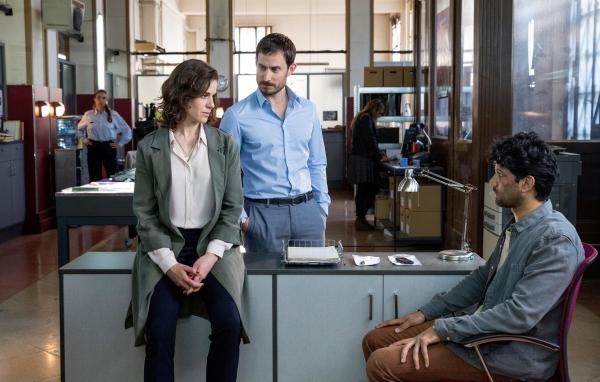 Bild 1 von 11: Im Bild: Anne Schäfer (Fina Valent), Clemens Schick (Xavi Bonet), Altamasch Noor (Sameer).