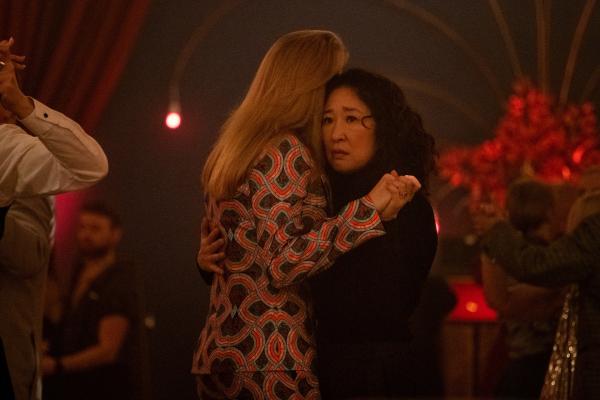 Bild 1 von 4: Eve (Sandra Oh, r.) und Villanelle (Jodie Comer, l.) genießen einen gemeinsamen Moment beim Tanztee. Doch der Moment ist nur von kurzer Dauer.
