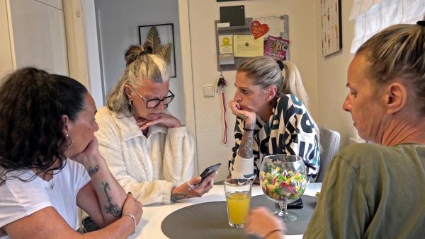 Bild 1 von 3: Beate hat über Tochter Janine die Nachricht eines Haters erhalten, der vor allem an Sohn Pascal kein gutes Haar lässt. Zusammen mit ihren Freundinnen Ela, Mel und Nana bespricht sie ihren Umgang mit solch harten Worten