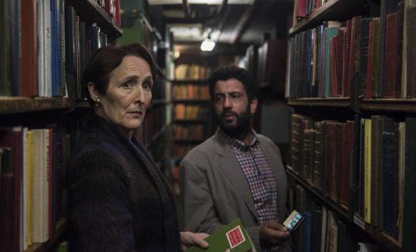 Bild 1 von 6: Carolyn Martens (Fiona Shaw, l.); Martin (Adeel Akhtar, r.)