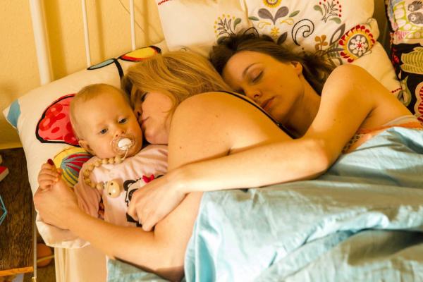 Bild 1 von 16: Danni (Annette Frier, M.) fühlt sich allein und hat Angst, dass ihr ihr Leben durch die Hände gleitet. Wird Bea (Nadja Becker, r.) Ansgar wirklich heiraten und mit Lulu (Ida Rau, l.) ausziehen?