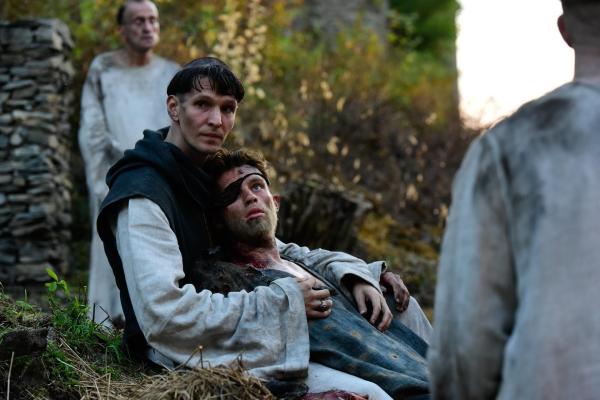 Bild 1 von 22: Im Bild: Sabin Tambrea (Narziss), Jannis Niewöhner (Goldmud).