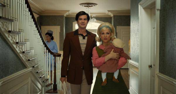 Bild 1 von 17: Im Bild: Andrew Garfield (Jim Bakker), Jessica Chastain (Tammy Faye Bakker).