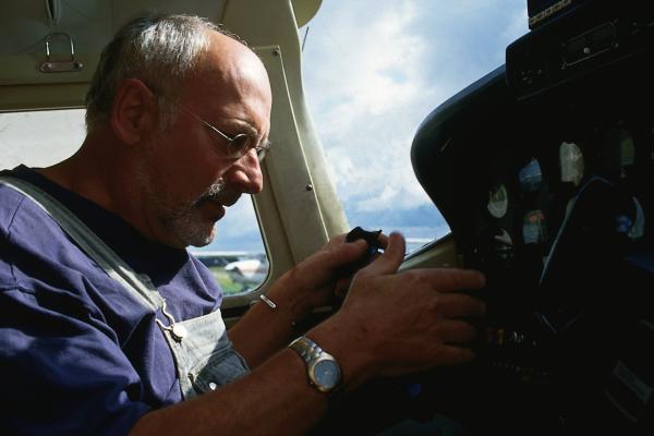 Bild 1 von 3: Das lässt Peter (Peter Lustig) sich nicht zweimal sagen. Wann hat er schon mal die Gelegenheit, in einem Cockpit zu sitzen? Wo es da doch so viele interessante Knöpfe und Hebel gibt.