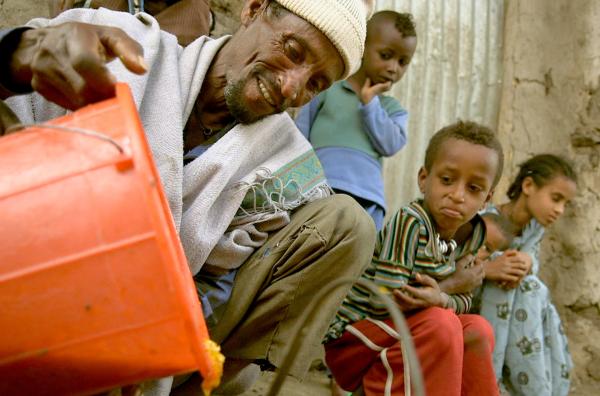 Bild 1 von 4: Aby zählt auf den Ertrag des Honigs, um seine Familie zu ernähren.