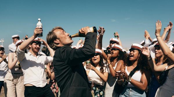 Bild 1 von 10: Plötzlich geht alles wieder: Martin (Mads Mikkelsen, Mitte) liebt den Rausch.