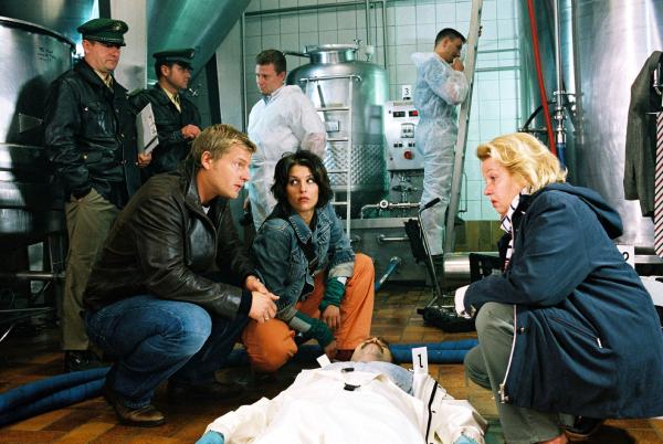 Bild 1 von 18: Leo (Henning Baum, vorne l.) und Nina (Elena Uhlig, vorne 2.v.r.) werden in eine Brauerei gerufen. Dr. Reiter (Sarah Camp, vorne r.) hat den Toten Gustav Gerstenkandler (Stefan Lehnen, liegend) schon untersucht. Er ist in einem der Biertanks ums Leben gekommen ...