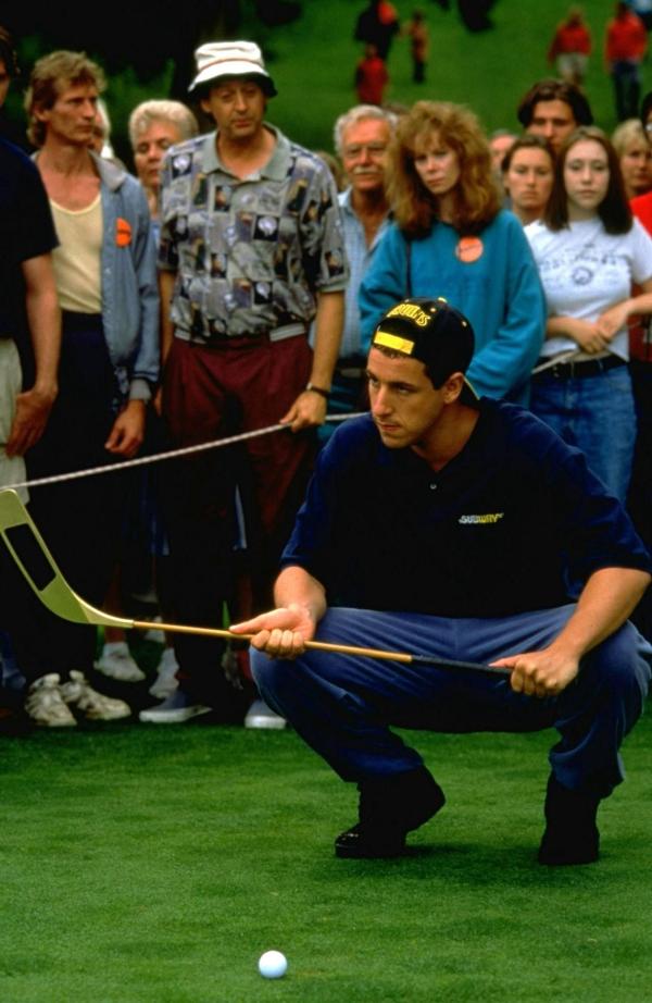 Bild 1 von 17: Wo immer Happy Gilmore (Adam Sandler, vorne) erscheint sind die Massen begeistert und die Fernsehkameras nicht weit. Sehr zum Ärger des Turnier-Favouriten, der deshalb seine eigenen Pläne für den Golf-Chaoten Happy schmiedet.