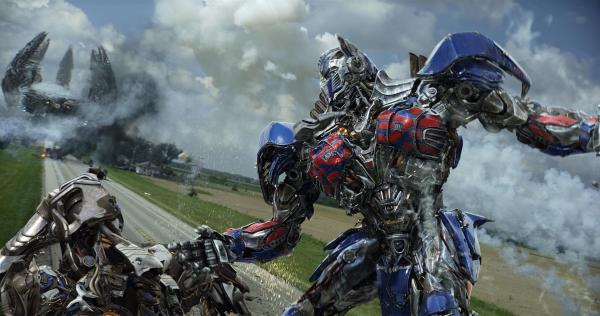 Bild 1 von 13: Verfolgt von der CIA und den feindlichen Decepticons muss Optimus Prime, Anführer der menschenfreundlichen außerirdischen Autobots, nicht nur um sein eigenes Leben kämpfen, sondern auch um das seiner Anhänger und der Menschen, die ihm nahestehen ...