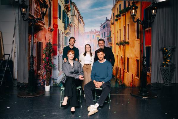 Bild 1 von 8: Die Ragazzi des Tages von links: In der vorderen Reihe sitzen die beiden Hosts der Show Sophie Passmann und Tommi Schmitt und hinter ihnen stehen der TV-Reporter Tobias Krell alias \