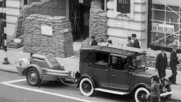 Bild 1 von 5: In der Londoner Regent Street, einer der Haupteinkaufsstraßen und wichtigsten Verkehrsadern der britischen Hauptstadt, bereitet man sich mit Sandsäcken auf den Krieg vor.