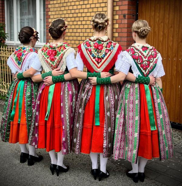 Bild 1 von 10: Junge Frauen in Trachen