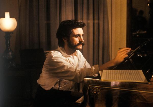 Bild 1 von 10: Im Bild: Stephen McGann (Johann 'Schani' Strauß).