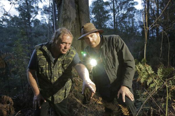 Bild 1 von 4: Josh Gates (r.)