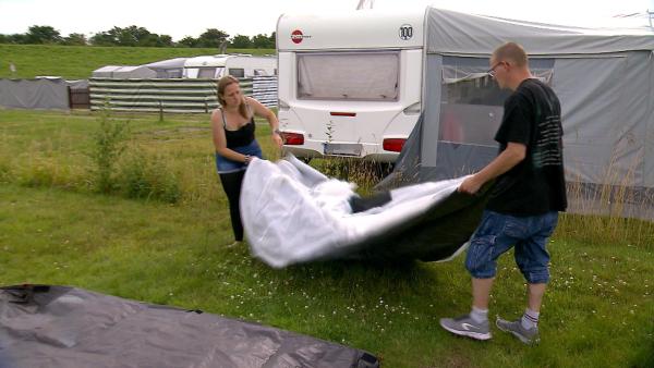 Bild 1 von 3: Farina und Markus wollen zelten