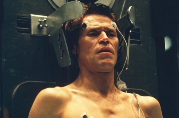 Bild 1 von 18: Der besessene Wissenschaftler Norman Osborn (Willem Dafoe) lässt sich nicht abbringen, einen Selbstversuch zu starten ...