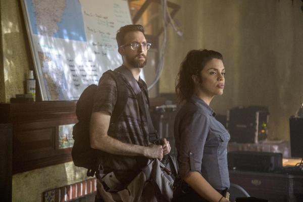 Bild 1 von 10: Für eine geheime Operation reisen Tammy (Vanessa Ferlito, r.) und Sebastian (Rob Kerkovich, l.) nach Südamerika ...