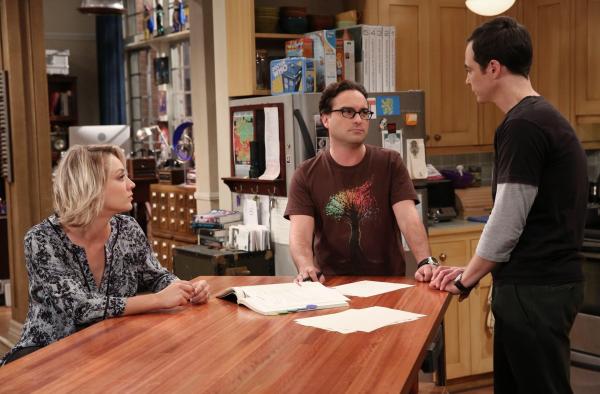 Bild 1 von 11: Steht das Ende einer Ära bevor? Wird Leonard (Johnny Galecki, M.) wirklich bei Sheldon (Jim Parsons, r.) ausziehen, um mit Penny (Kaley Cuoco, r.) zusammenzuziehen?