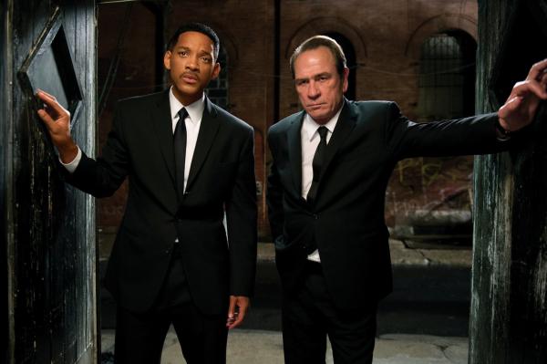 Bild 1 von 3: Will Smith (left) and Tommy Lee Jones star in Columbia Pictures' MEN IN BLACK 3.