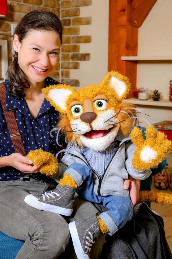 Bild 1 von 11: Im Bild: Christina Karnicnik mit Kater Kurt.