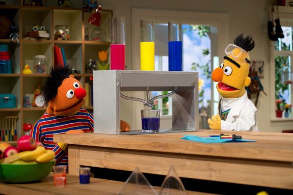 Bild 1 von 2: Ernie (l.) und Bert (r.) experimentieren mit Farben.