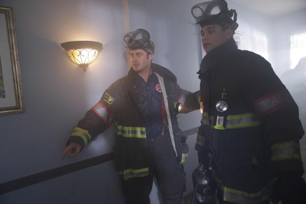 Bild 1 von 11: (l-r) Taylor Kinney as Kelly Severide, Charlie Barnett as Peter Mills -- (Photo by: Elizabeth Morris/NBC)