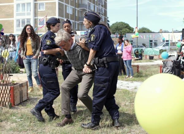 Bild 1 von 3: Der Gemeindegarten stößt nicht nur auf Zustimmung. Besonders Leahs Großvater Jurek (Jurek Sawka, M.) regt sich lautstark darüber auf - Leah (Gizem Erdogan, l.) und Danijela (Sandra Stojiljkovic, r.) schreiten ein, bevor die Lage eskaliert.