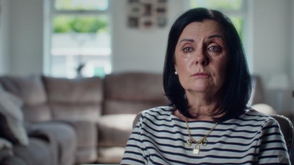 Bild 1 von 3: Es ist Nadines Mutter Claire, die ihre Tochter nach dem brutalen Angriff findet. Nadine ist so entstellt, dass sie nicht mehr zu erkennen ist.