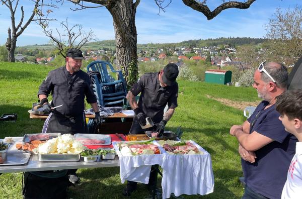 Bild 1 von 2: Gemüse, Fleisch oder Fisch - alles lässt sich im Freien entweder im Erdloch Barbecue oder über dem Lagerfeuer zubereiten.