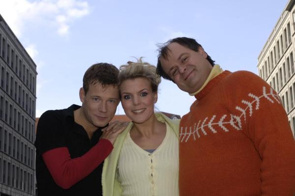 Bild 1 von 8: Comedian Mathias Schlung (l.) ist in die Comedy-WG zu Mirja Boes (M.) und Markus Majowski (r.) gezogen.