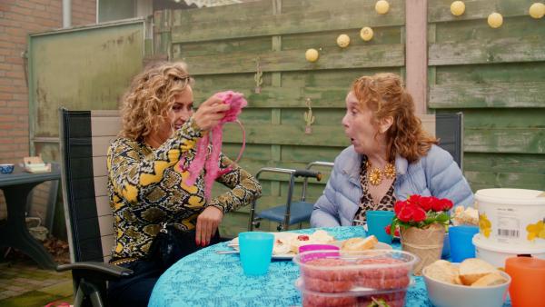 Bild 1 von 4: Shirley ist es peinlich, dass die Mutter (Iris Rulkens, links) der Oma (Marisa van Eyle) stolz vom Kauf des ersten BHs für sie berichtet.