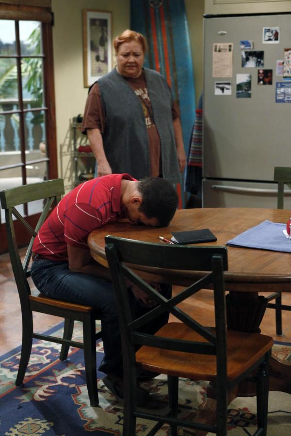 Bild 1 von 9: Alan Harper (Jon Cryer, l.); Berta (Conchata Ferrell, r.)