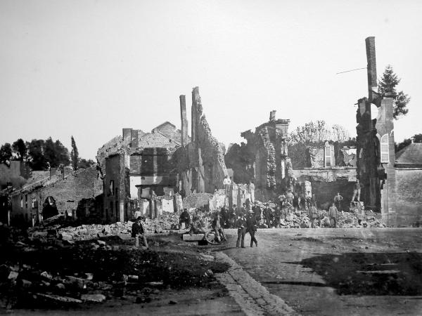 Bild 1 von 7: Die Ruinen von Bazeilles, einer Vorstadt von Sedan, nach der Erstürmung durch bayerische und sächsische Truppen am 1. September 1870.