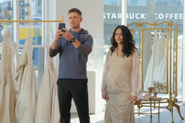 Bild 1 von 3: Als neuer Trauzeuge unterstützt Bradford (Eric Winter) Lopez (Alyssa Diaz) bei den stressigen Hochzeitsvorbereitungen. Beim Aussuchen eines Brautkleides erleben die beiden eine lustige Abwechslung.