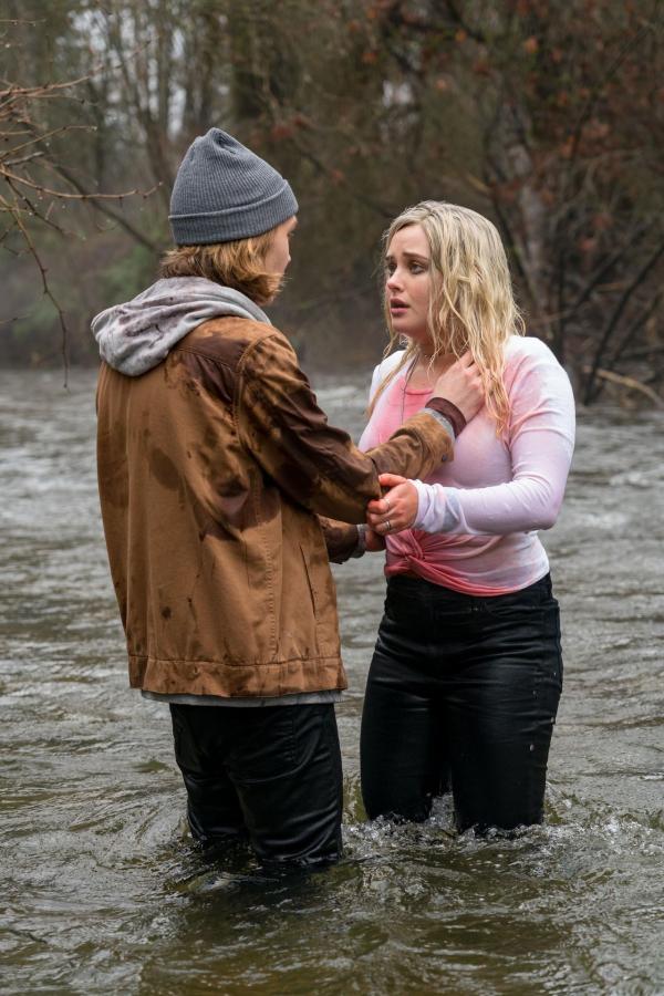 Bild 1 von 10: Dylan Hovemeyer (Charlie Plummer, l.); Mara Carlyle (Katherine Langford, r.)