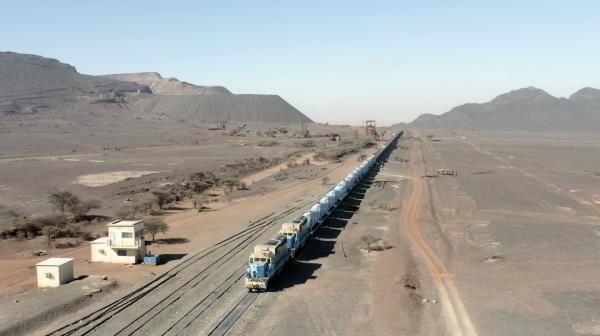 Bild 1 von 1: Der Wüstenexpress auf dem Weg von der Wüstenstadt Zouérat an die Atlantikküste.