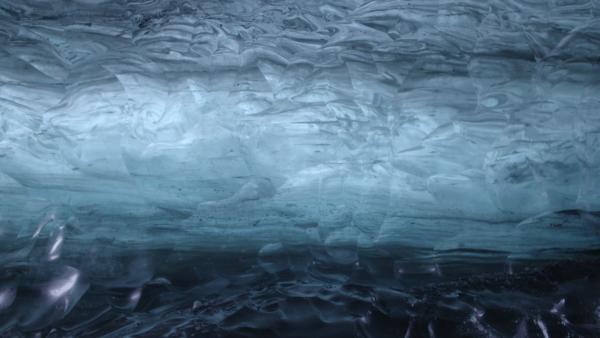 Bild 1 von 6: Eis, Licht und Wasser erschaffen eine magisch blau glitzernde Unterwelt im Inneren der isländischen Gletscherhöhlen.