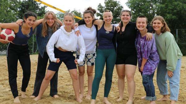 Bild 1 von 1: Karima, Pauline, Sienna, Greta und Florentin haben in ihrer Zeit in der Mädchen-WG jede Menge Leute kennengelernt und hoffen, dass möglichst viele zur Abschluss-Party kommen.