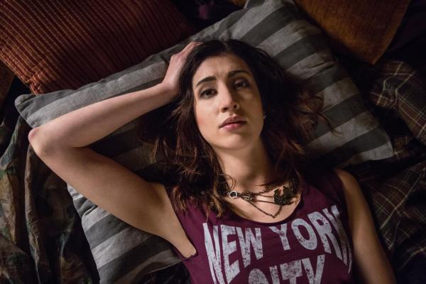 Bild 1 von 5: Kelly Maxwell (Dana DeLorenzo)