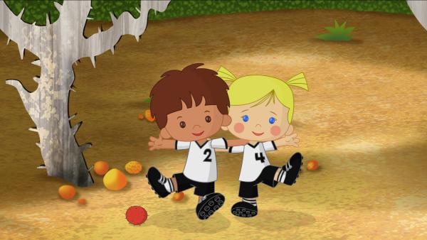 Bild 1 von 5: Finn und Zoé als Fußballspieler