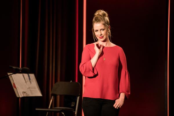 Bild 1 von 5: Christine Eixenberger während ihres Kabarett-Auftritts im Alten Kino in Ebersberg.