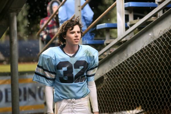 Bild 1 von 22: Axl (Charlie McDermott) ist überglücklich, dass er wieder völlig genesen ist und zu seinem wichtigsten Footballspiel antreten kann. Dort erwartet ihn außerdem eine Überraschung. Währenddessen hält Frankie es für eine gute Idee, zwei Marinesoldaten zum Thanksgiving-Essen einzuladen ...