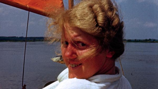 Bild 1 von 9: Grete Höse aus Leipzig im Faltboot im Sommer 1939. Das junge Ehepaar Höse filmt im August 1939 seine Hochzeitsreise entlang der Oder. Es sind die letzten friedlichen Tage vor Kriegsausbruch am 1. September 1939.