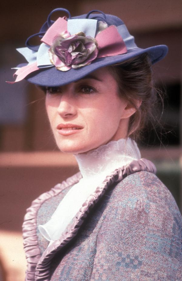 Bild 1 von 18: Eine Frau kann keine gute Ärztin sein - so das Vorurteil, das viele Bewohner von Colorado Springs vorbringen. Dennoch versucht die junge Ärztin Dr. Michaela Quinn (Jane Seymour) dort Fuß zu fassen. Kein leichtes Unterfangen ...