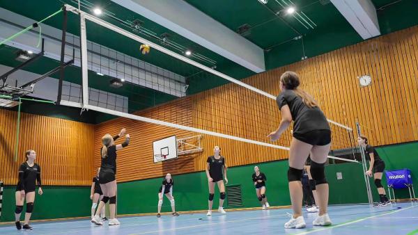 Bild 1 von 11: Im Bild: Schnelle Pässe, Sprünge am Netz und ein Ball, der nicht den Boden berühren darf - das ist Volleyball.