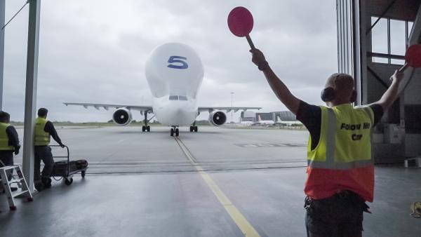 Bild 1 von 3: Das Frachtflugzeug Airbus Beluga wird für den Transport von Flugzeugsegmenten eingesetzt.